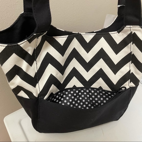 BLACK & WHITE CHEVRON TOTE BAG - Picture 5 of 9